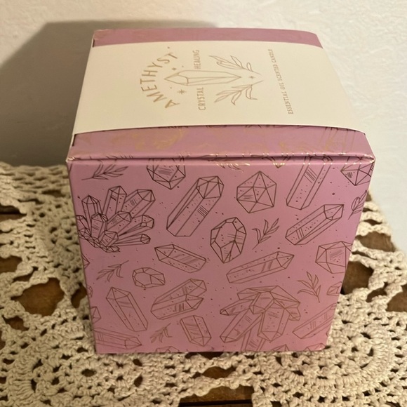 Amethyst candle Crystal Healing lightly scented candle with real crystals New - Picture 4 of 5